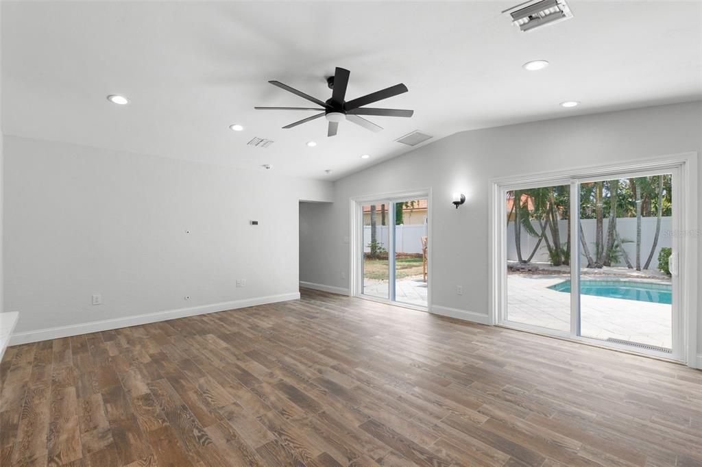 Под контрактом: $5,495 (3 спален, 2 ванн, 1698 Квадратных фут)