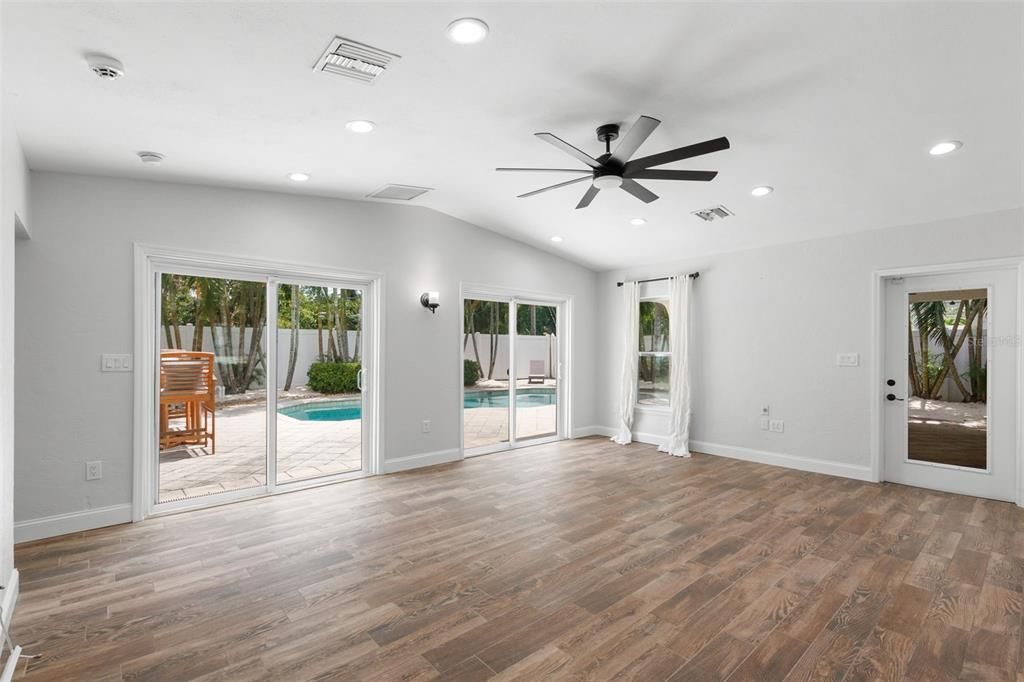 Под контрактом: $5,495 (3 спален, 2 ванн, 1698 Квадратных фут)