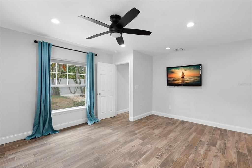 Под контрактом: $5,495 (3 спален, 2 ванн, 1698 Квадратных фут)