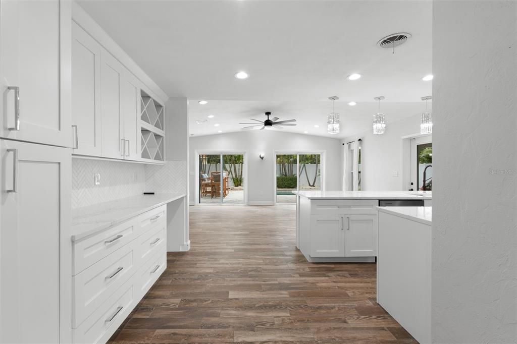 Под контрактом: $5,495 (3 спален, 2 ванн, 1698 Квадратных фут)