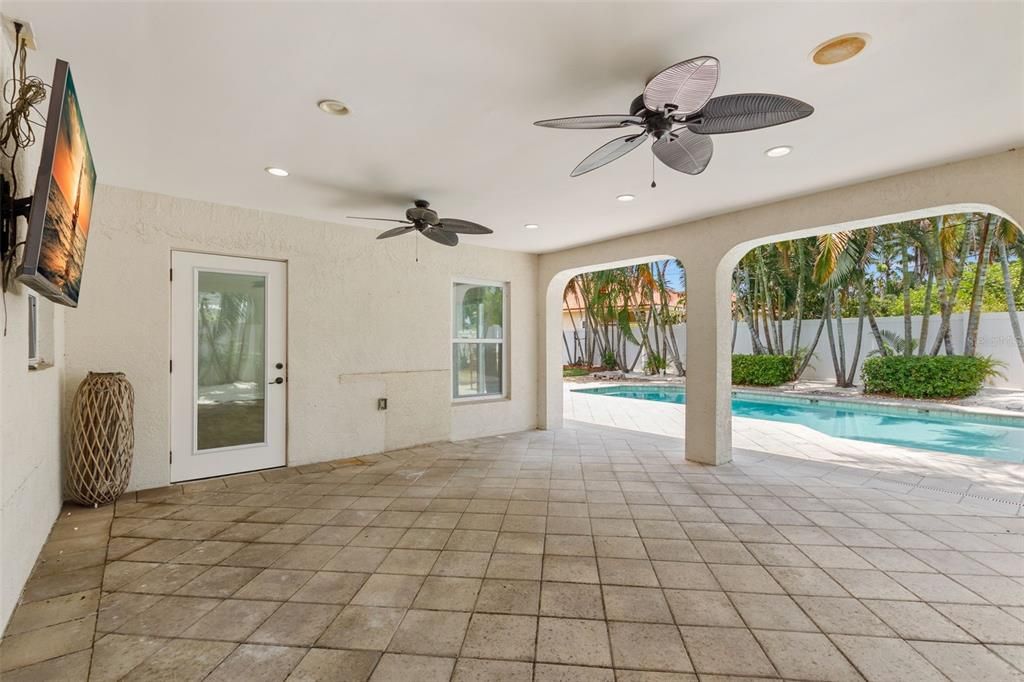 Под контрактом: $5,495 (3 спален, 2 ванн, 1698 Квадратных фут)