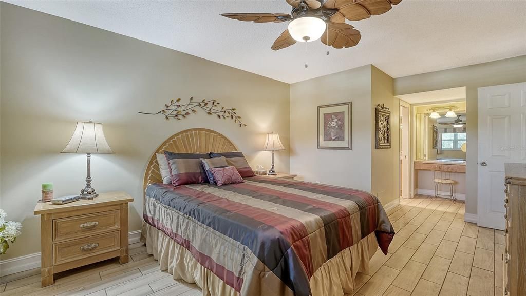 Под контрактом: $255,000 (2 спален, 2 ванн, 1118 Квадратных фут)