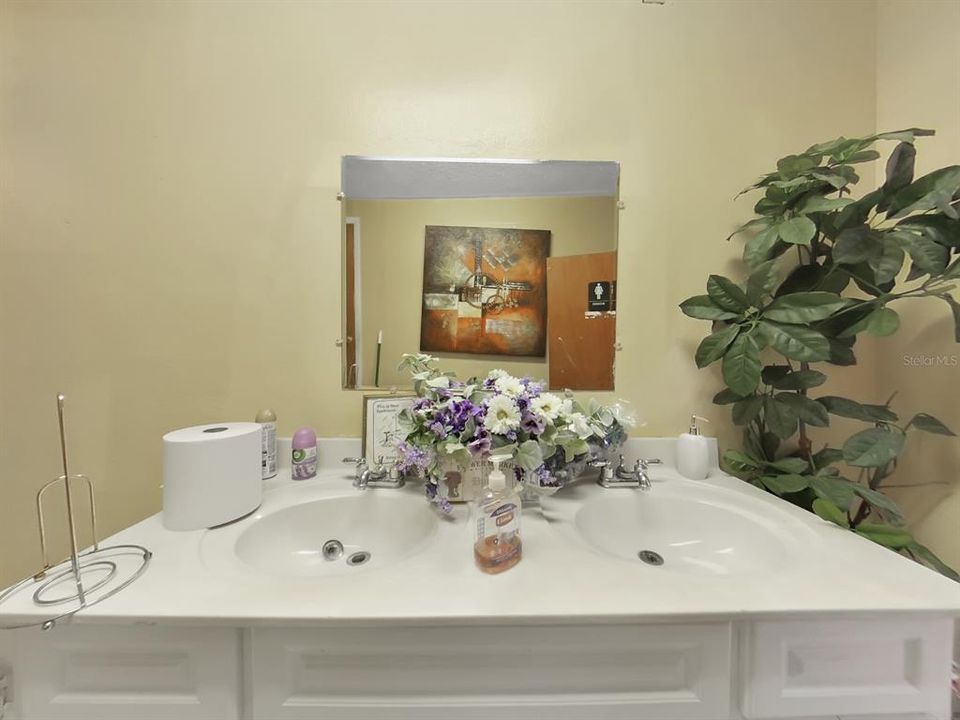 Под контрактом: $1,100,000 (0 спален, 0 ванн, 5040 Квадратных фут)