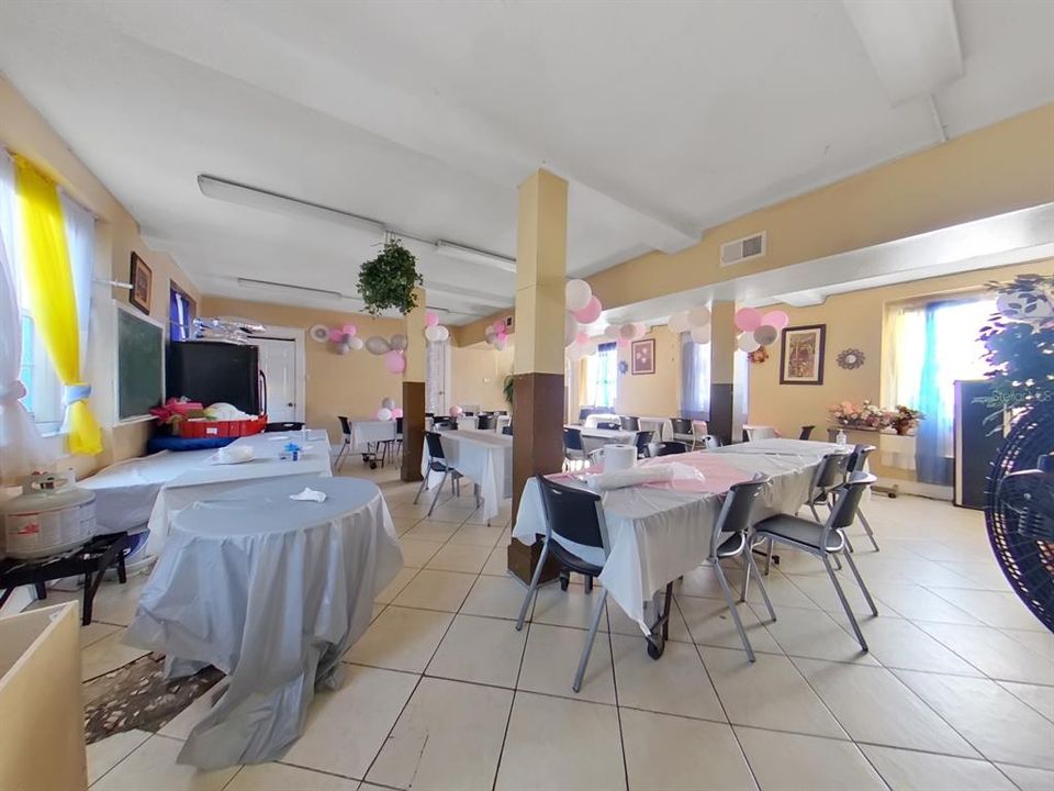 Под контрактом: $1,100,000 (0 спален, 0 ванн, 5040 Квадратных фут)