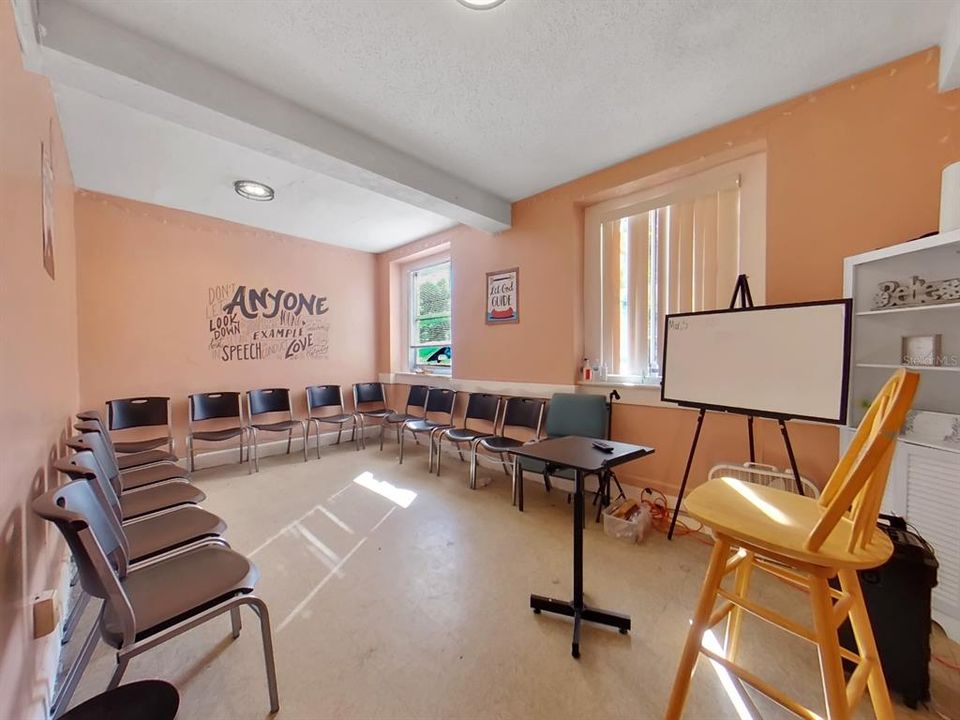 Под контрактом: $1,100,000 (0 спален, 0 ванн, 5040 Квадратных фут)