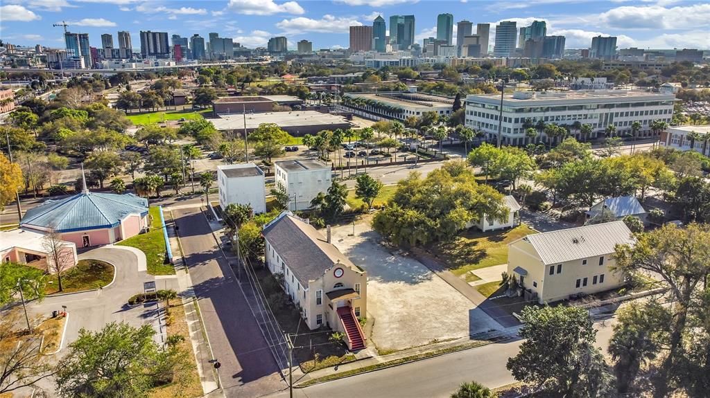 Под контрактом: $1,100,000 (0 спален, 0 ванн, 5040 Квадратных фут)