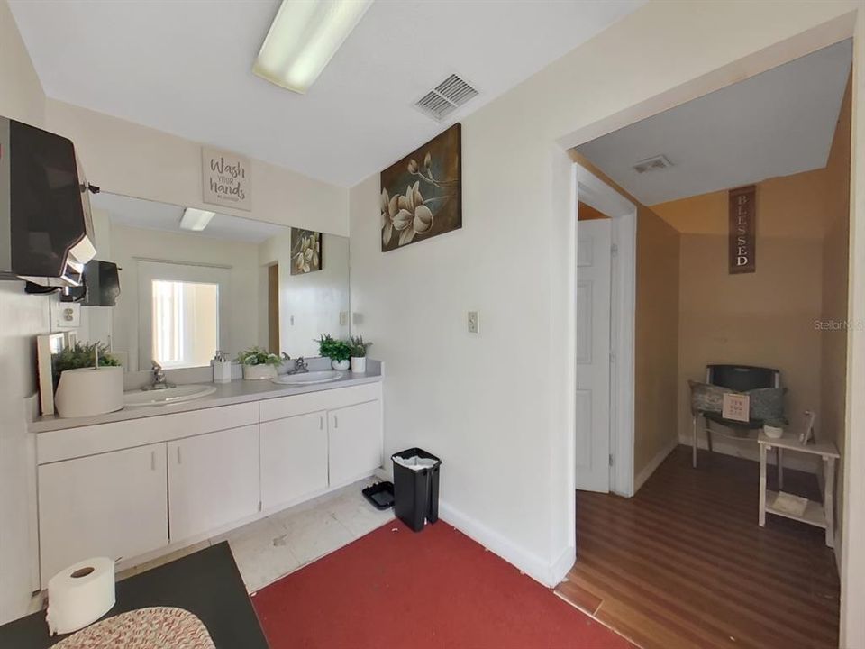 Под контрактом: $1,100,000 (0 спален, 0 ванн, 5040 Квадратных фут)