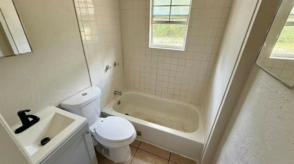 合同活跃: $650,000 (14 贝兹, 0 浴室, 4618 平方英尺)