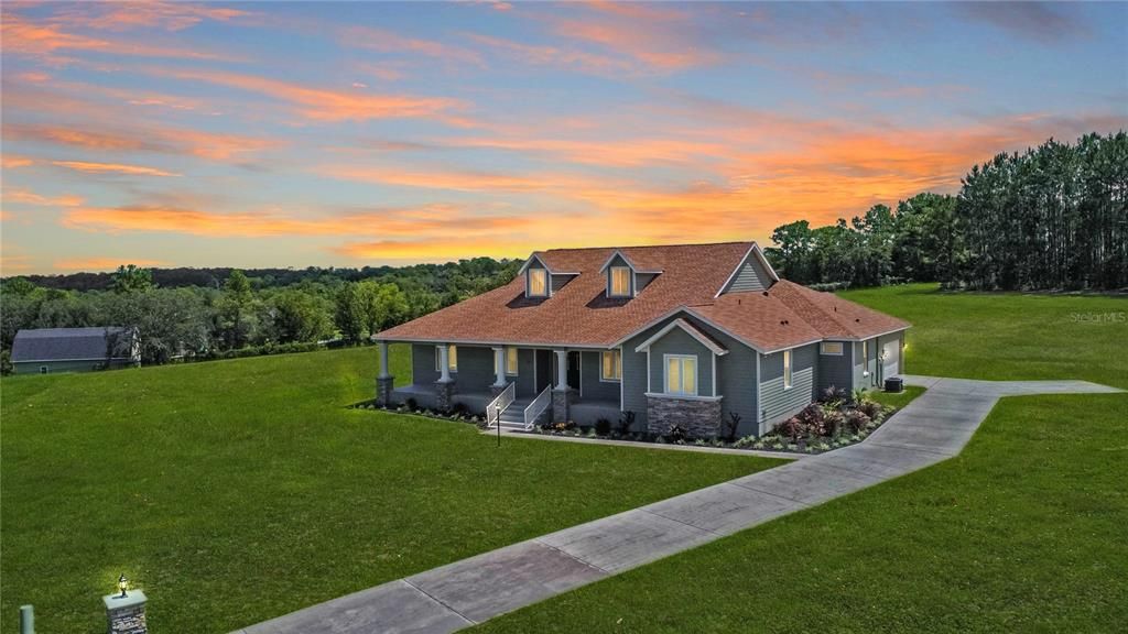 Недавно продано: $839,500 (3 спален, 4 ванн, 3275 Квадратных фут)