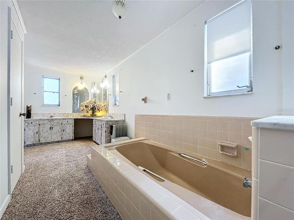 En Venta: $621,000 (4 camas, 2 baños, 2540 Pies cuadrados)