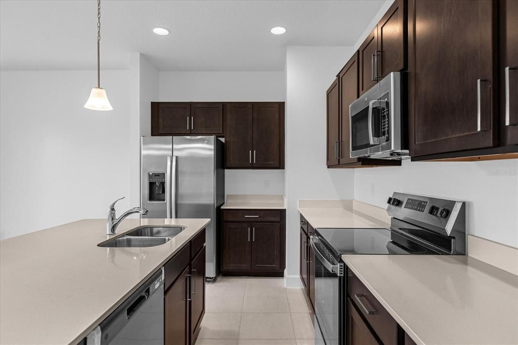 Activo con contrato: $2,395 (3 camas, 2 baños, 1802 Pies cuadrados)