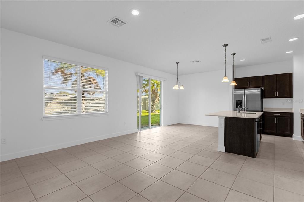 Activo con contrato: $2,395 (3 camas, 2 baños, 1802 Pies cuadrados)