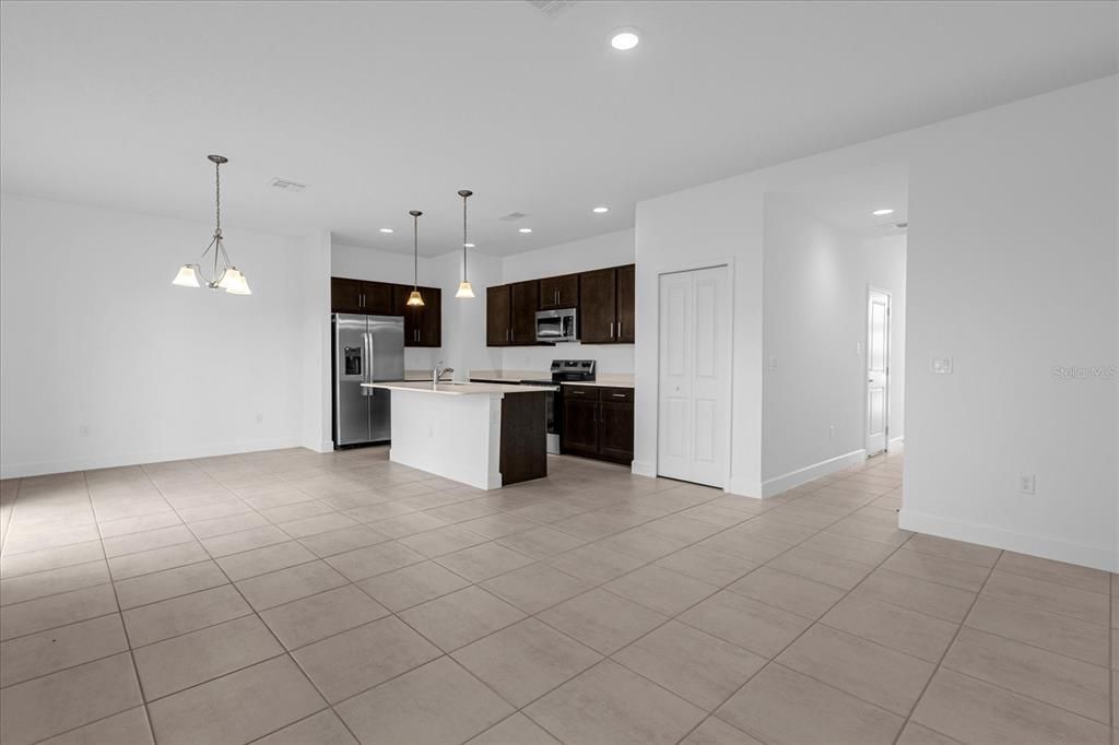 Activo con contrato: $2,395 (3 camas, 2 baños, 1802 Pies cuadrados)