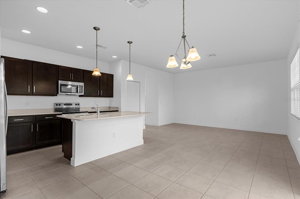 Activo con contrato: $2,395 (3 camas, 2 baños, 1802 Pies cuadrados)