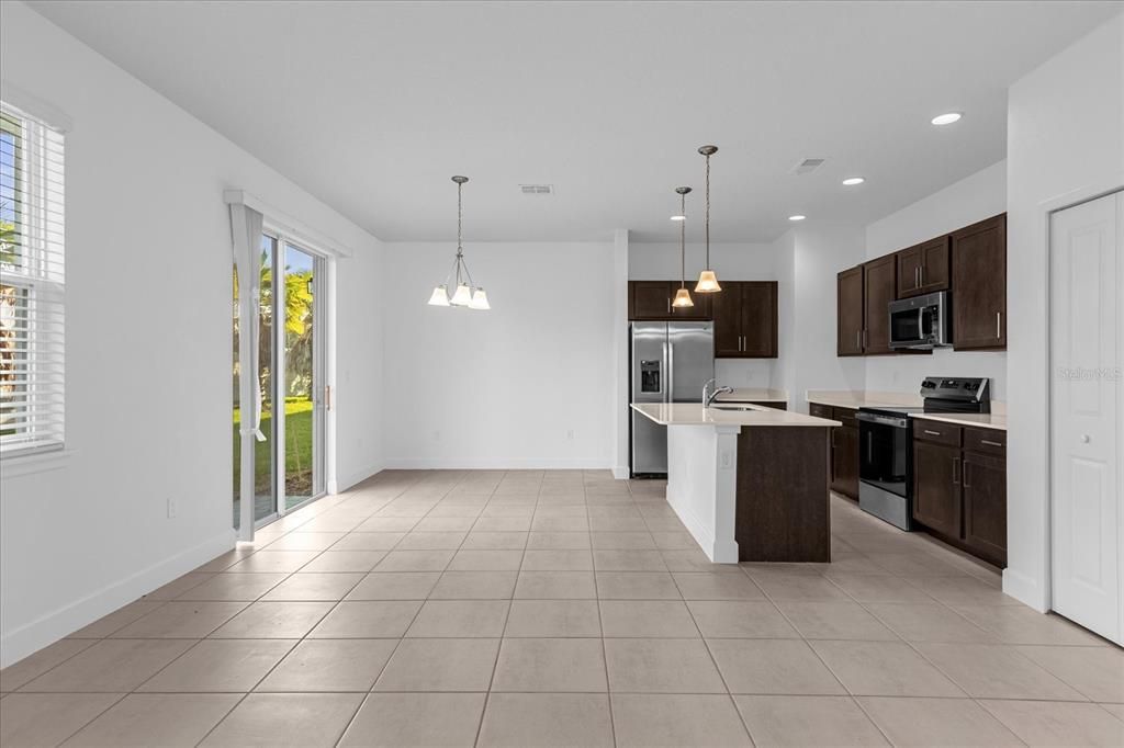 Activo con contrato: $2,395 (3 camas, 2 baños, 1802 Pies cuadrados)