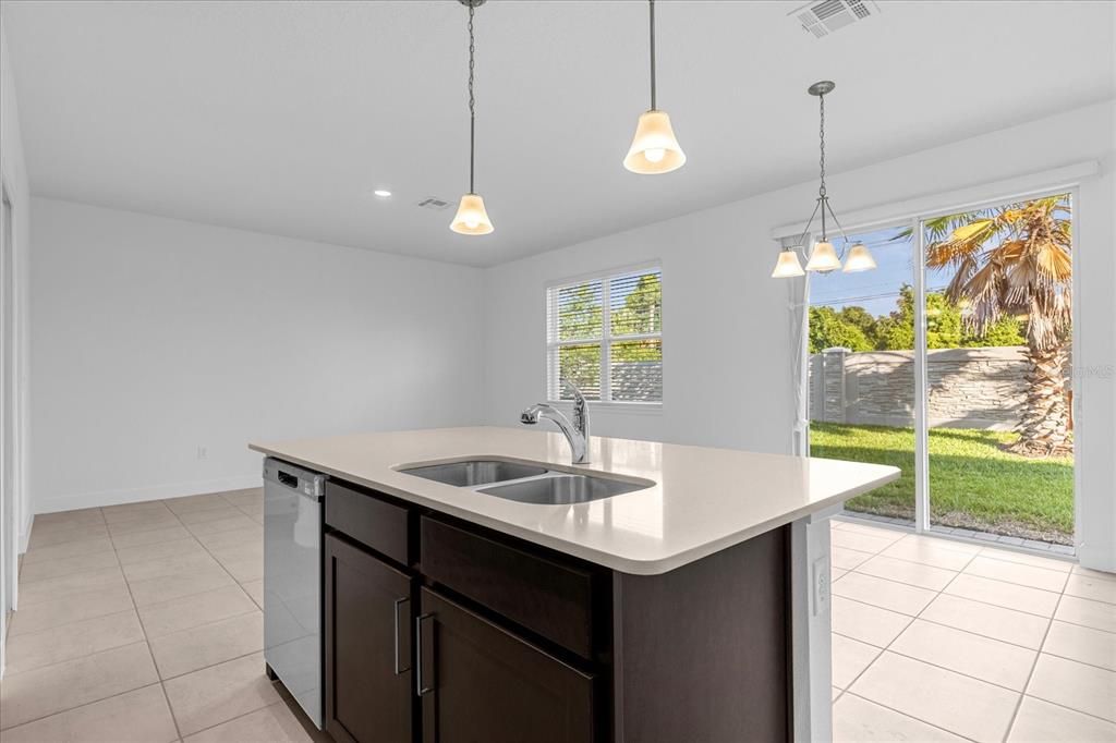 Activo con contrato: $2,395 (3 camas, 2 baños, 1802 Pies cuadrados)