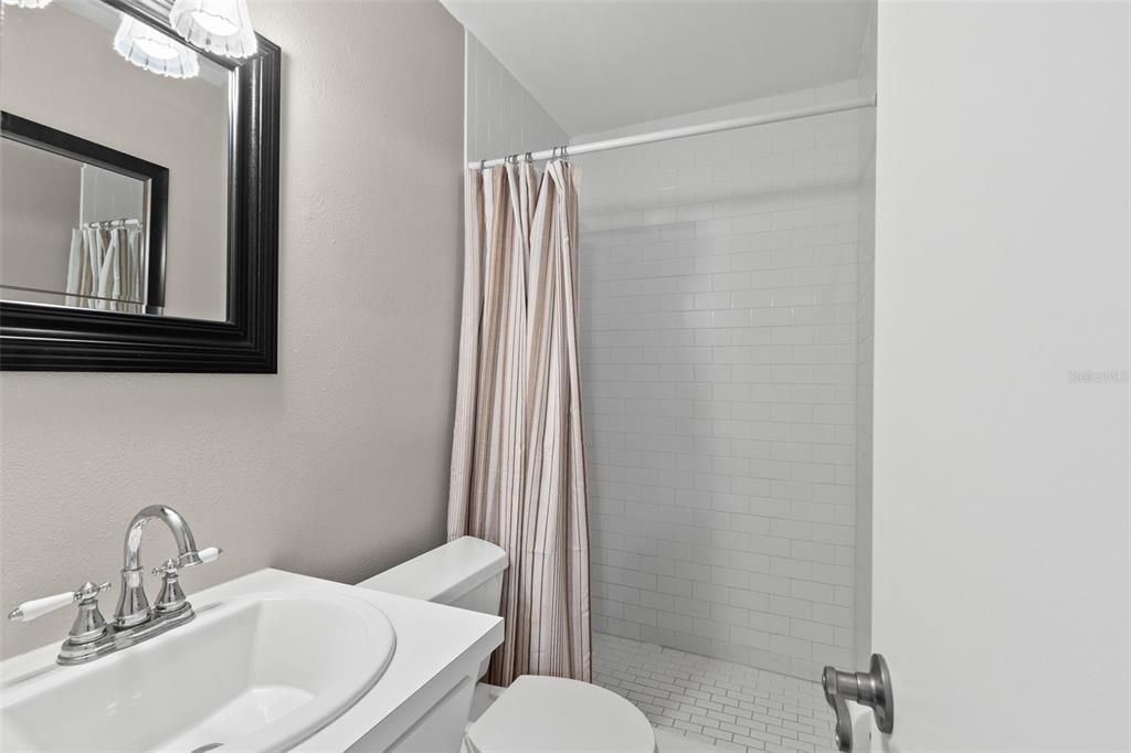 Active With Contract: $1,600 (2 beds, 2 baths, 1100 Square Feet)