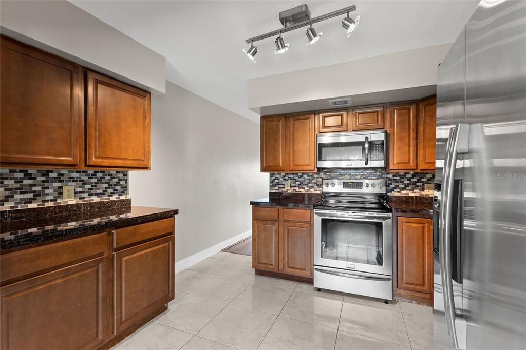 Active With Contract: $1,600 (2 beds, 2 baths, 1100 Square Feet)