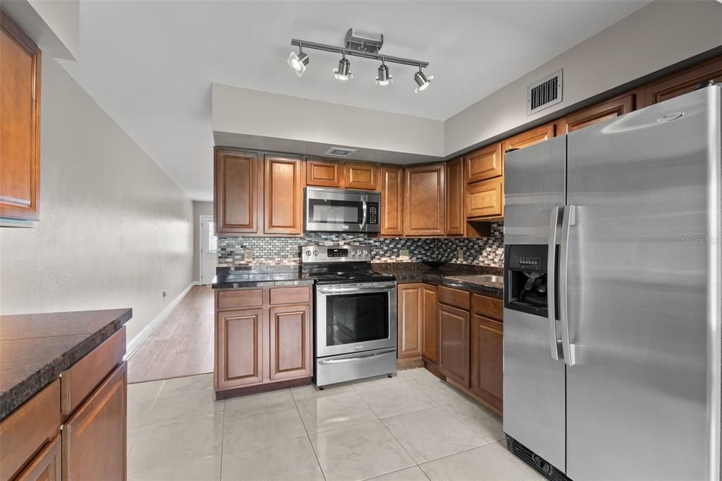 Active With Contract: $1,600 (2 beds, 2 baths, 1100 Square Feet)