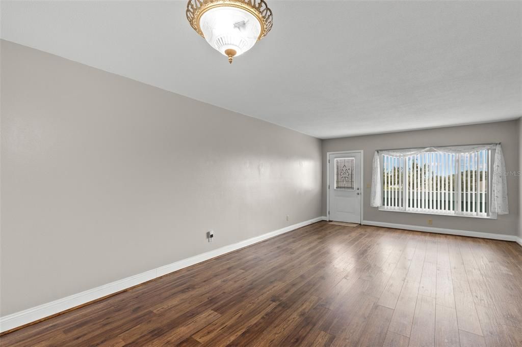 Active With Contract: $1,600 (2 beds, 2 baths, 1100 Square Feet)