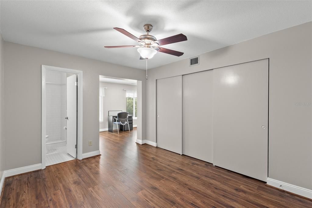 Active With Contract: $1,600 (2 beds, 2 baths, 1100 Square Feet)