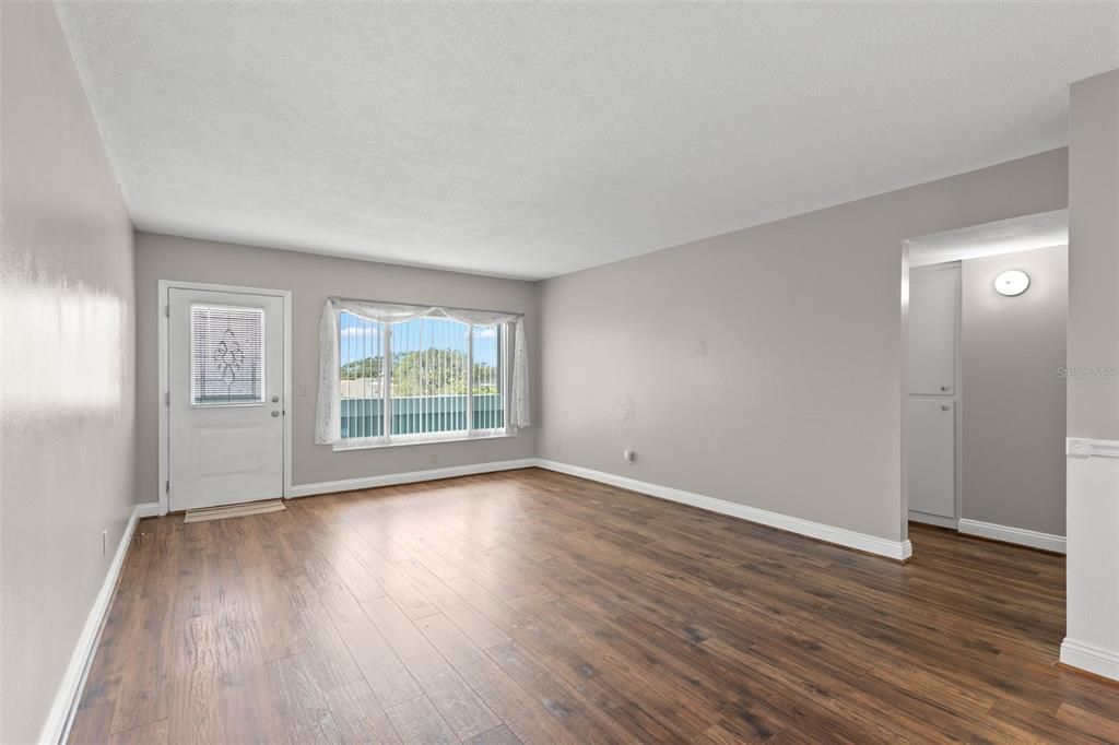 Active With Contract: $1,600 (2 beds, 2 baths, 1100 Square Feet)