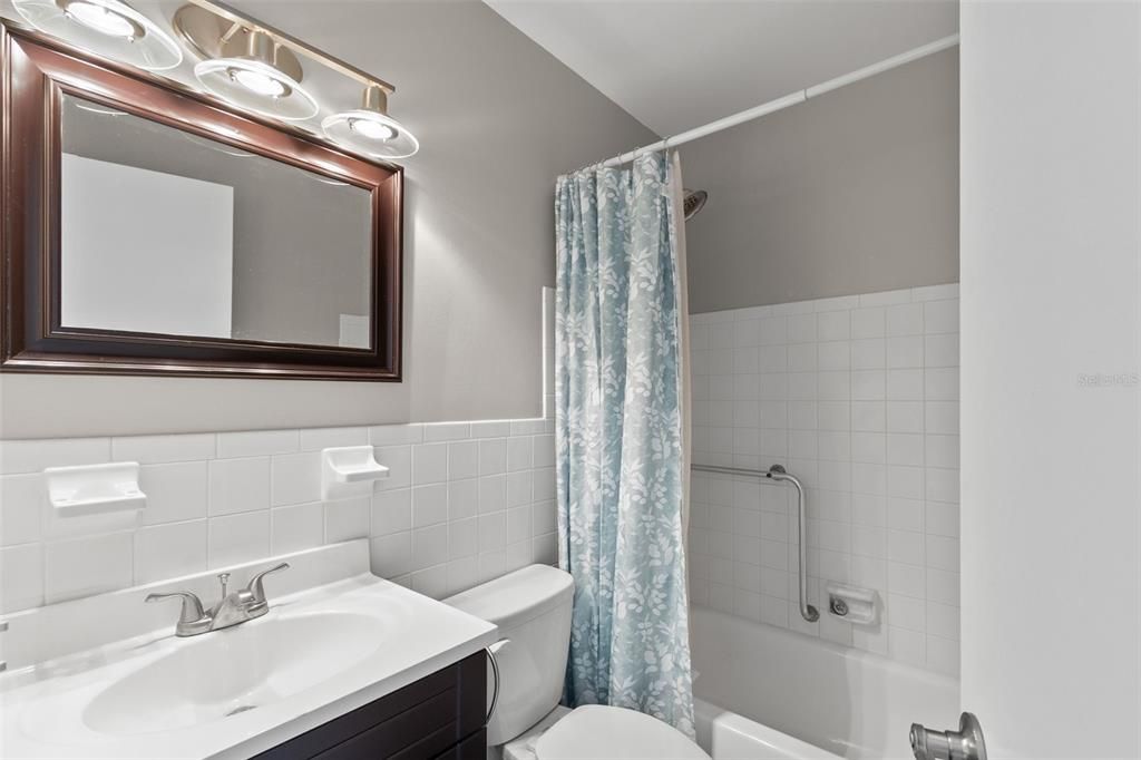 Active With Contract: $1,600 (2 beds, 2 baths, 1100 Square Feet)