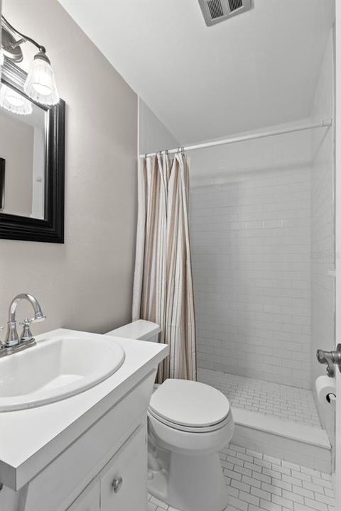 Active With Contract: $1,600 (2 beds, 2 baths, 1100 Square Feet)