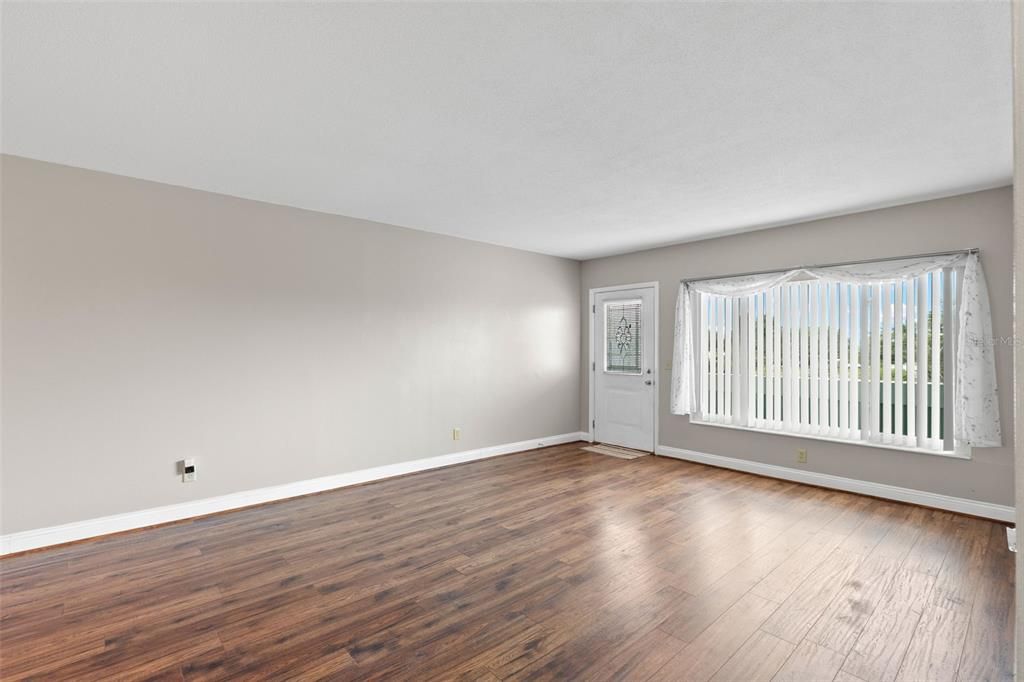 Active With Contract: $1,600 (2 beds, 2 baths, 1100 Square Feet)