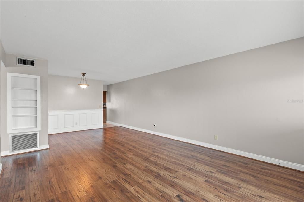Active With Contract: $1,600 (2 beds, 2 baths, 1100 Square Feet)