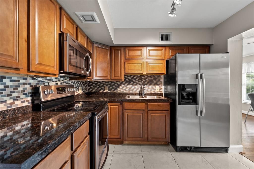 Active With Contract: $1,600 (2 beds, 2 baths, 1100 Square Feet)