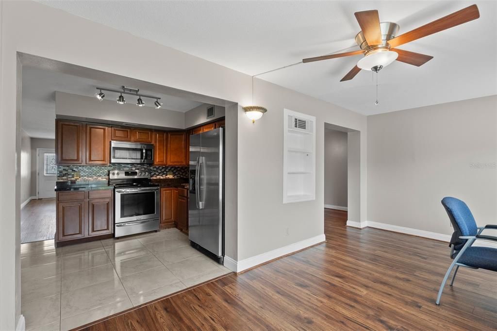 Active With Contract: $1,600 (2 beds, 2 baths, 1100 Square Feet)