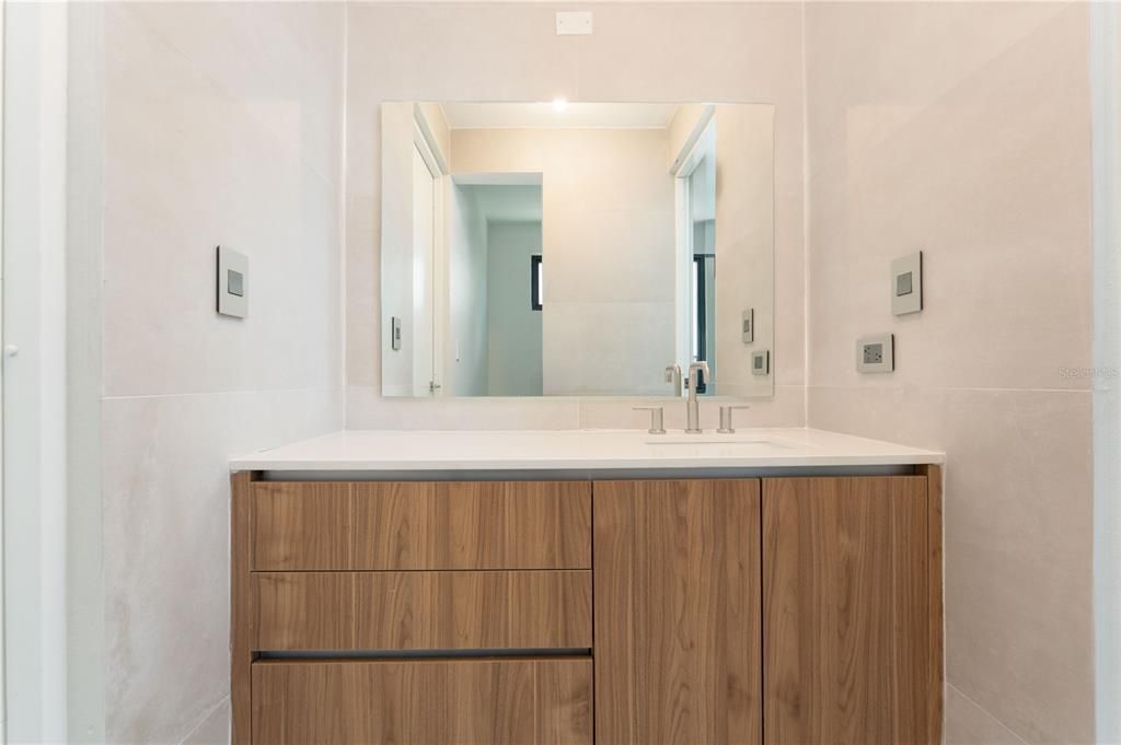 Под контрактом: $995,000 (3 спален, 2 ванн, 1800 Квадратных фут)