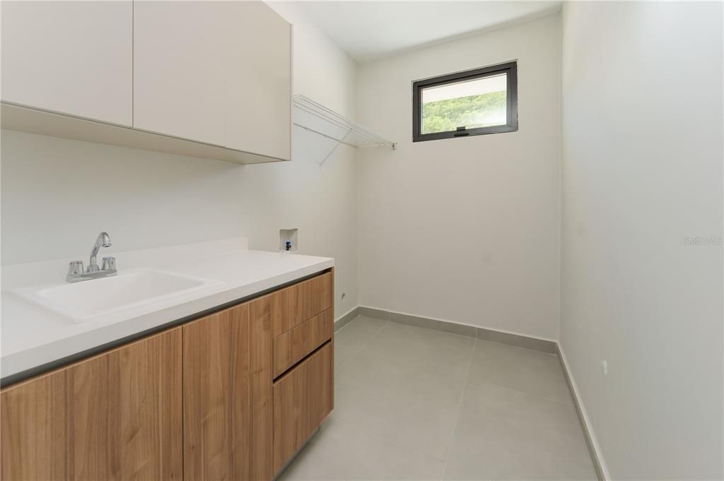 Под контрактом: $995,000 (3 спален, 2 ванн, 1800 Квадратных фут)