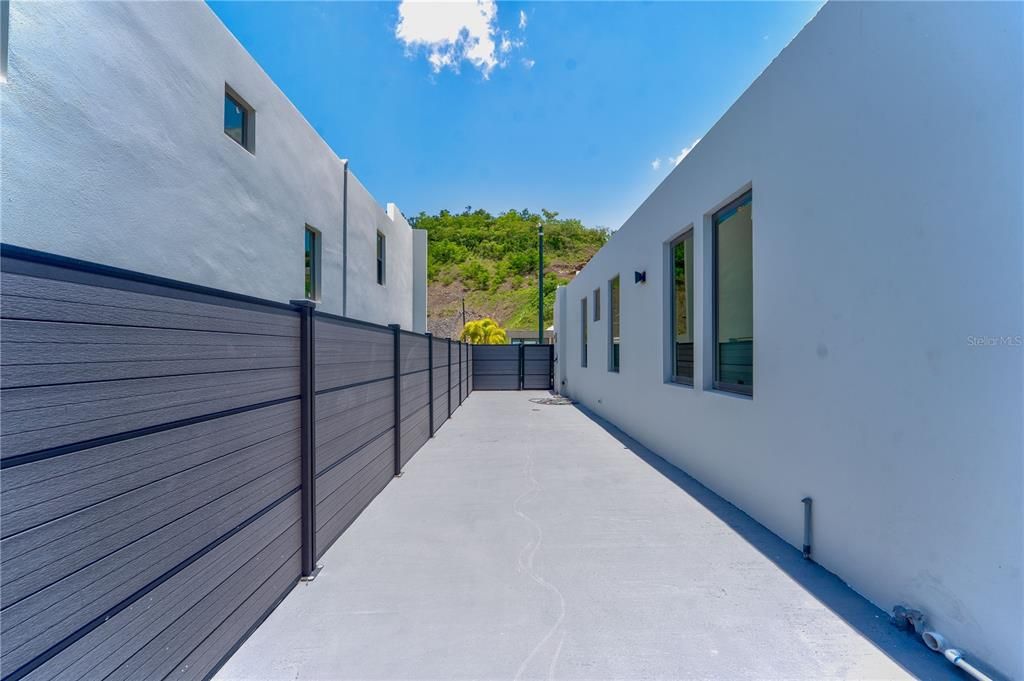 Под контрактом: $995,000 (3 спален, 2 ванн, 1800 Квадратных фут)