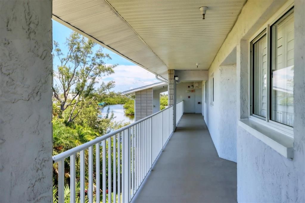 На продажу: $359,000 (2 спален, 2 ванн, 1093 Квадратных фут)