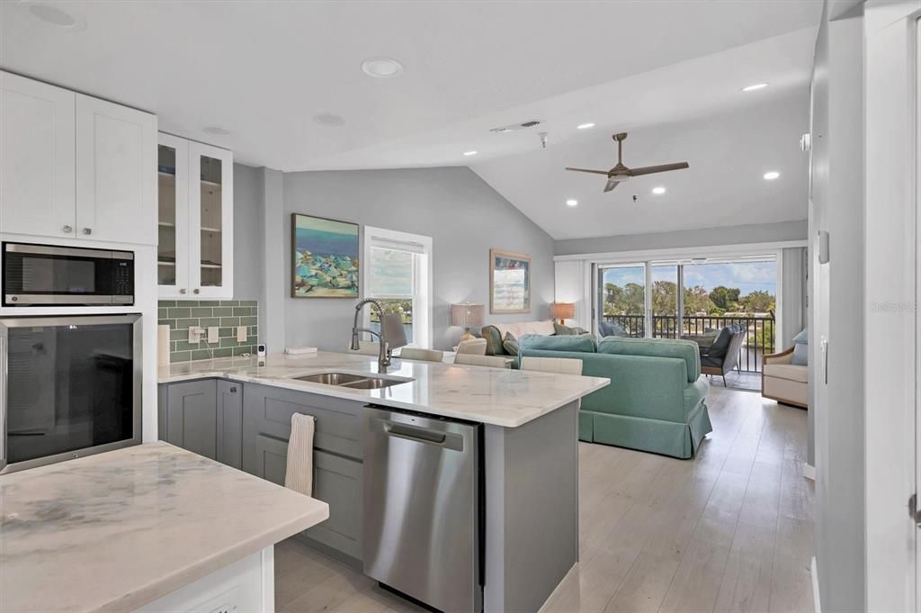 На продажу: $359,000 (2 спален, 2 ванн, 1093 Квадратных фут)