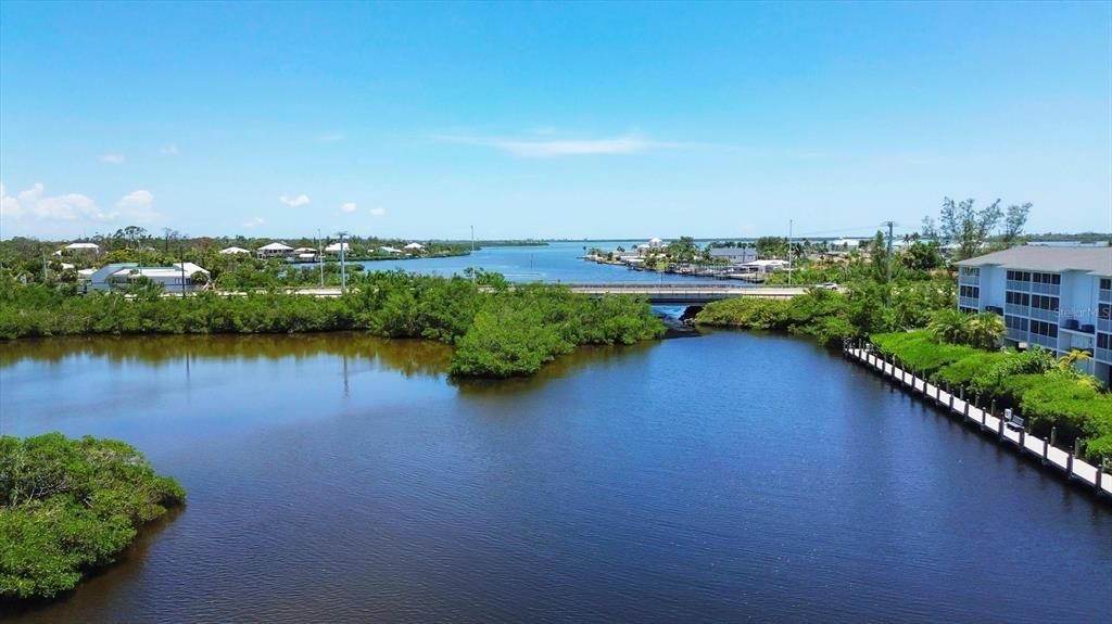 На продажу: $359,000 (2 спален, 2 ванн, 1093 Квадратных фут)