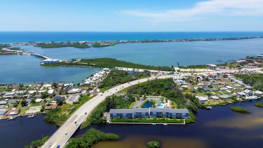 На продажу: $359,000 (2 спален, 2 ванн, 1093 Квадратных фут)