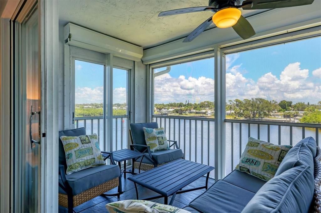 На продажу: $359,000 (2 спален, 2 ванн, 1093 Квадратных фут)