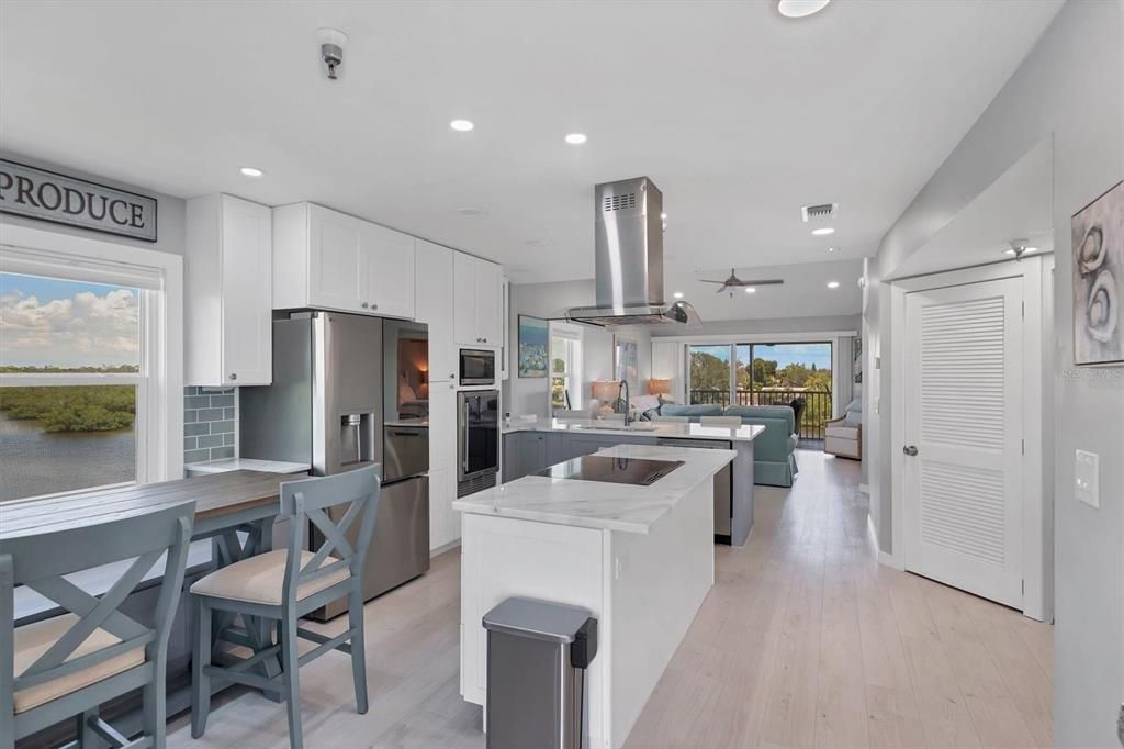 На продажу: $359,000 (2 спален, 2 ванн, 1093 Квадратных фут)