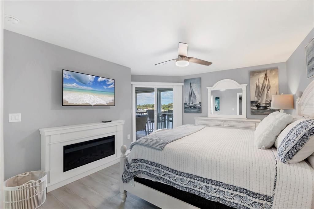 На продажу: $359,000 (2 спален, 2 ванн, 1093 Квадратных фут)