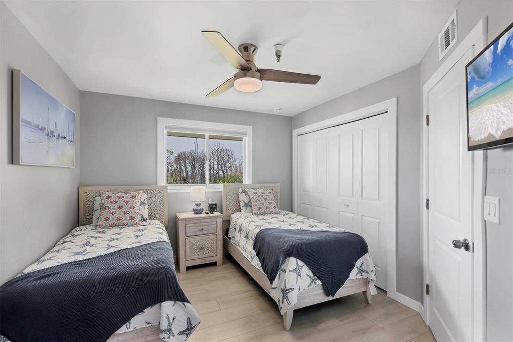 На продажу: $359,000 (2 спален, 2 ванн, 1093 Квадратных фут)