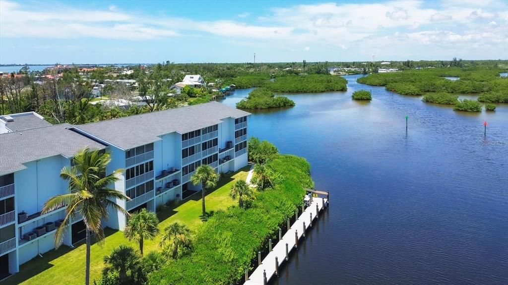 На продажу: $359,000 (2 спален, 2 ванн, 1093 Квадратных фут)