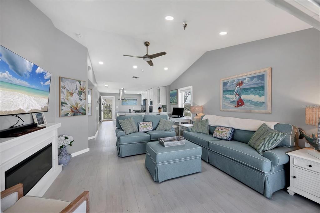 На продажу: $359,000 (2 спален, 2 ванн, 1093 Квадратных фут)