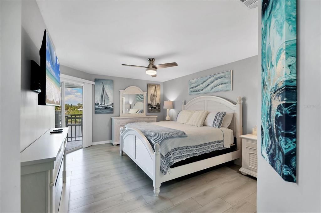 На продажу: $359,000 (2 спален, 2 ванн, 1093 Квадратных фут)