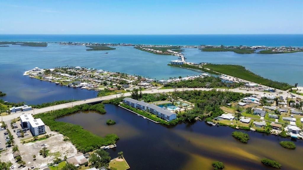 На продажу: $359,000 (2 спален, 2 ванн, 1093 Квадратных фут)