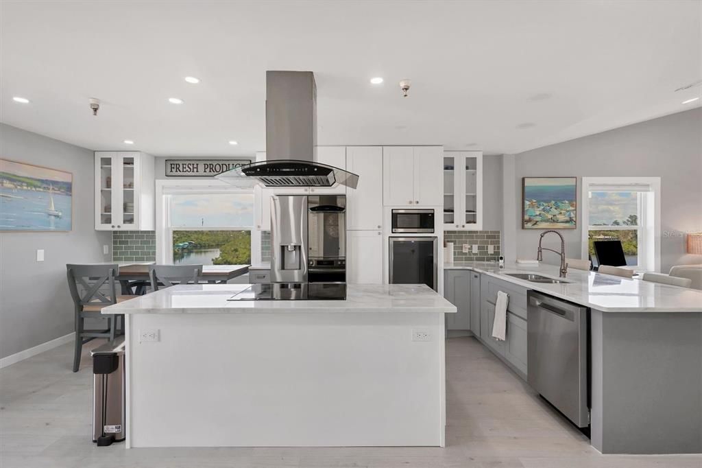 На продажу: $359,000 (2 спален, 2 ванн, 1093 Квадратных фут)