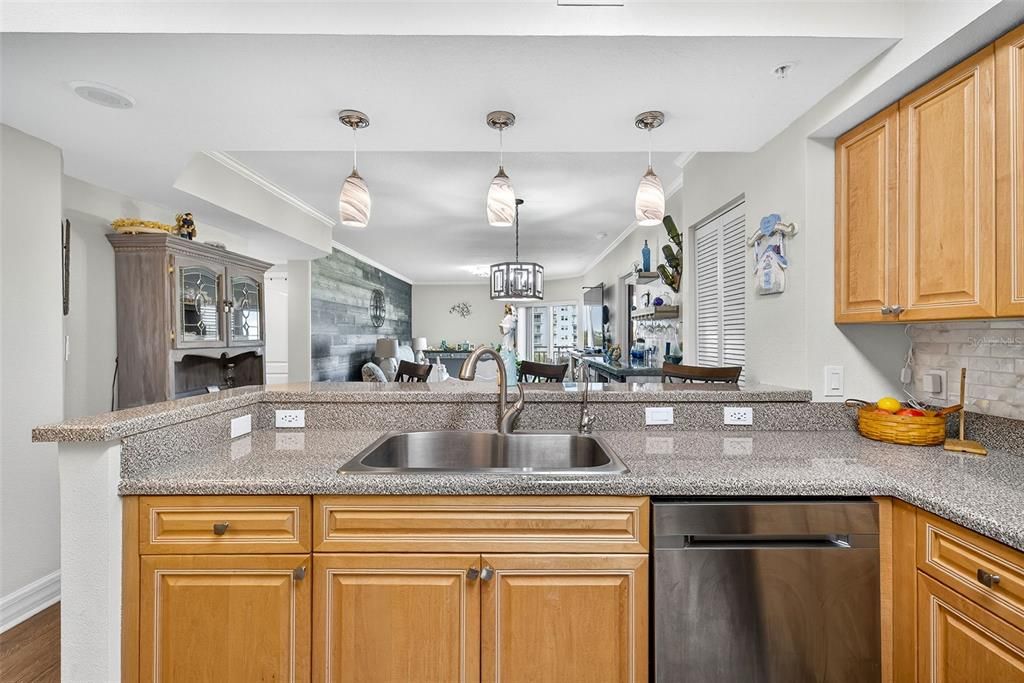 待售: $345,000 (2 贝兹, 2 浴室, 1339 平方英尺)