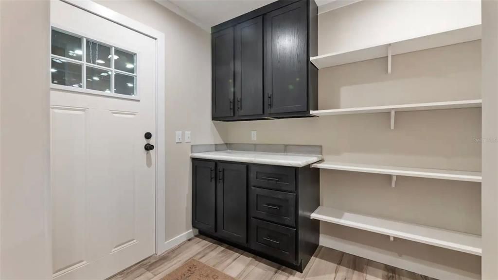 Под контрактом: $284,900 (3 спален, 2 ванн, 1600 Квадратных фут)